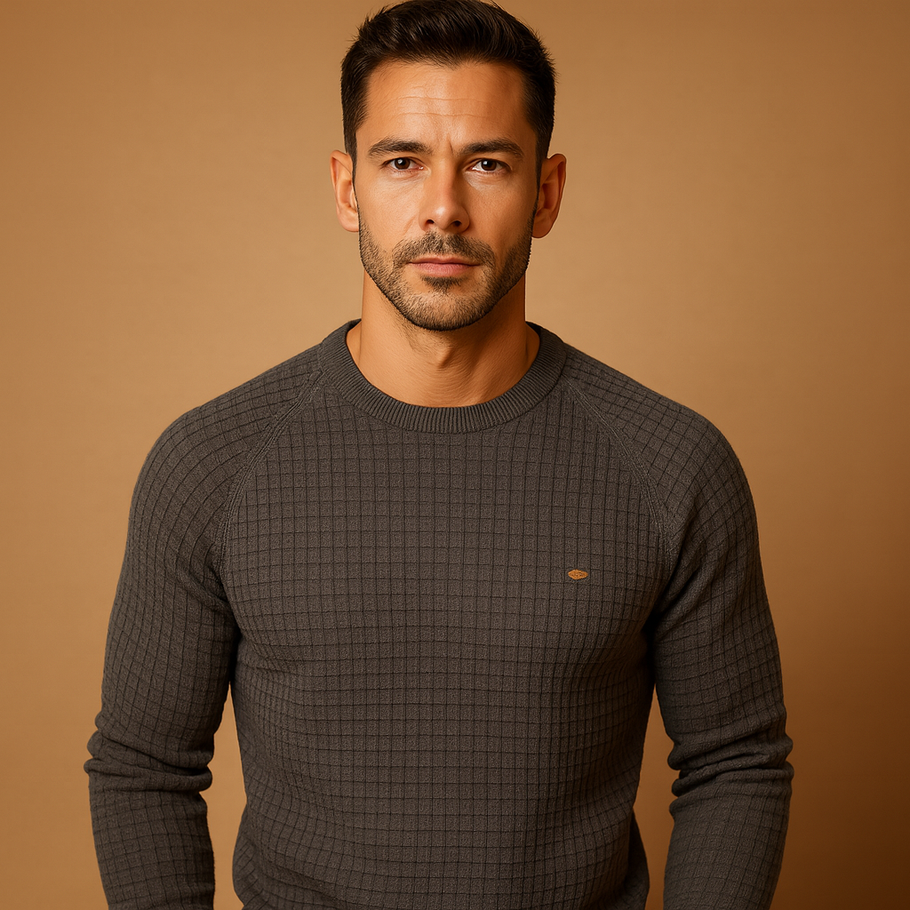 Warm knitted sweater with round neck for men | Ruben