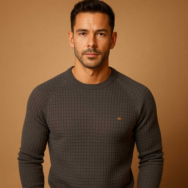 Warm knitted sweater with round neck for men | Ruben